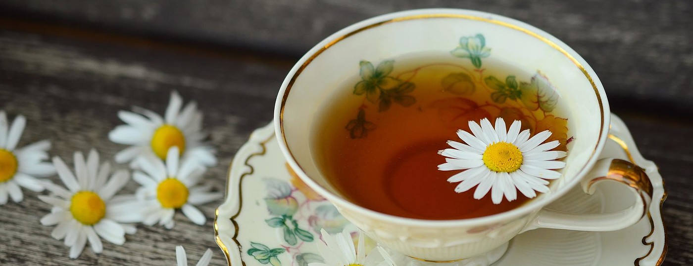 xícara de chá com flores 